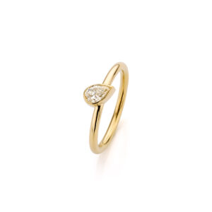 Geelgouden ring met een peergeslepen diamant