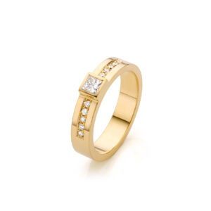 Geelgouden ring met een prinsesgeslepen diamant en briljantgeslepen diamanten