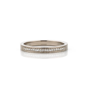 Ring witgoud hamerslag bewerking diamanten pavé gezet