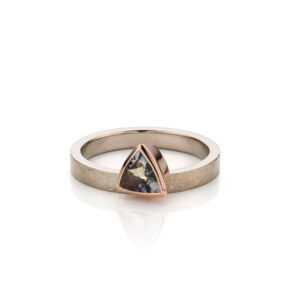 Ring witgoud met roodgouden zetting waarin saffier is gezet