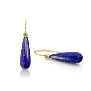 Geelgouden oorbellen met een bruine diamant en hangers van lapis lazuli liggend