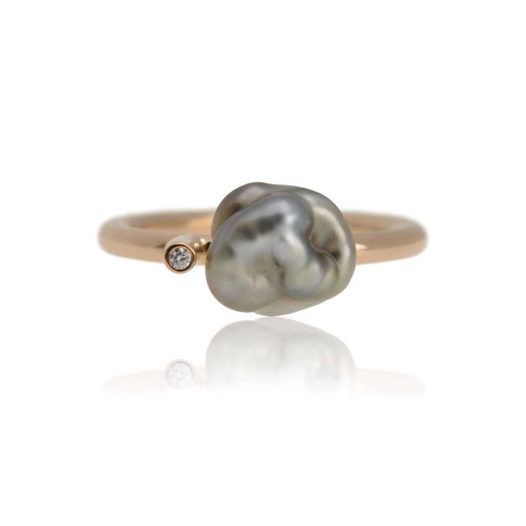 Rosegouden ring met een keshi parel en een diamant