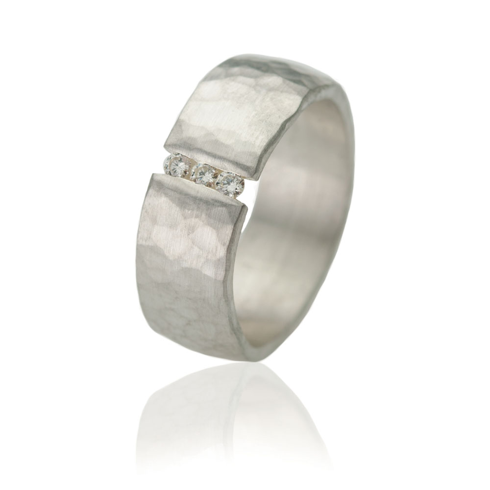 Zilveren ring met bolslag en drie champagnekleurige diamanten