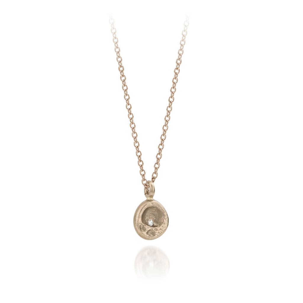 Collier van witgoud met ruwe hanger en diamant