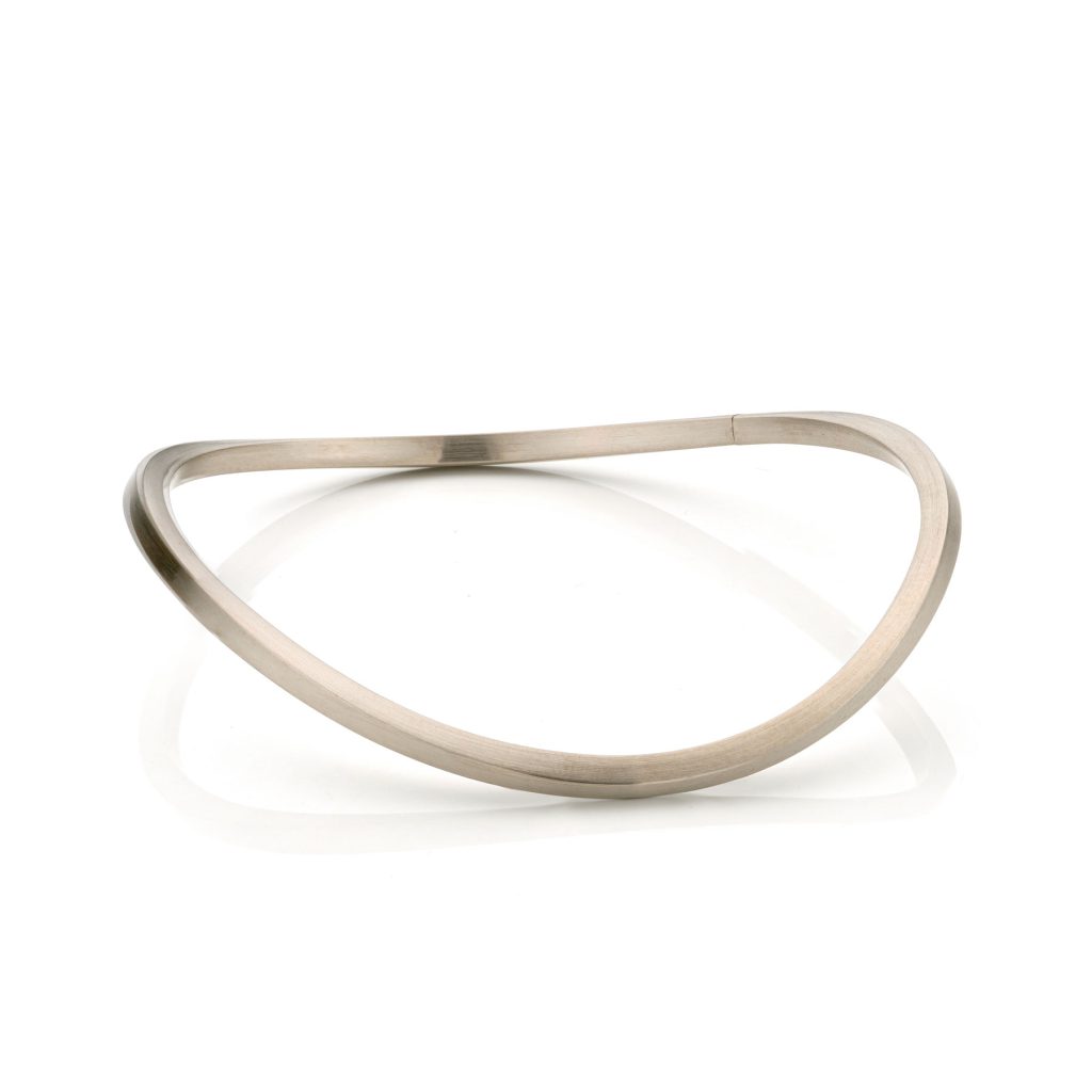 Armband witgoud dat gematteerd is