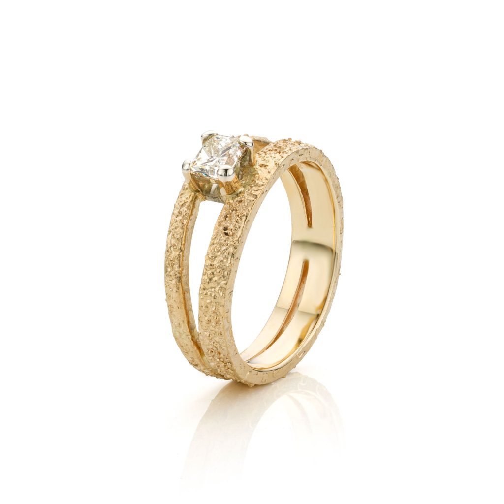 Geelgouden ring met aarde structuur gemaakt van eigen materiaal en diamant van de klant.
