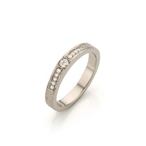 Ring witgoud met structuur waarin diamanten pavé zijn gezet