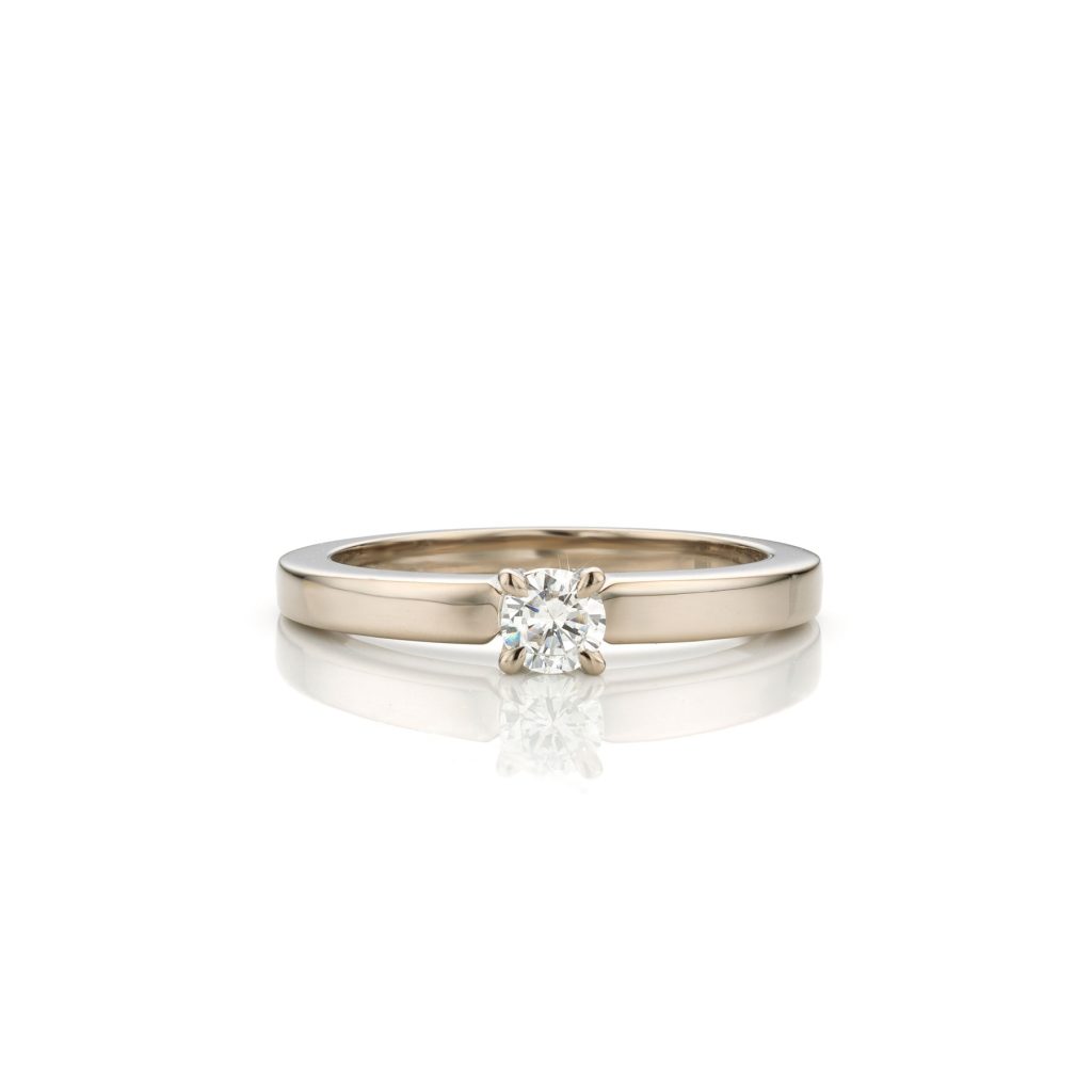 Witgouden verlovingsring met elegante zetting waarin een 15 punter diamant is gezet.