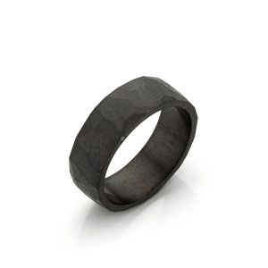Zirkonium Ring Met Gevijlde Vlakken En Aan De Zijkant Een Zwarte Diamant Waar As Achter Is Geplaatst