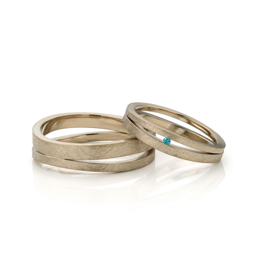 Trouwringen witgoud in opdracth gemaakt met blauwe diamant