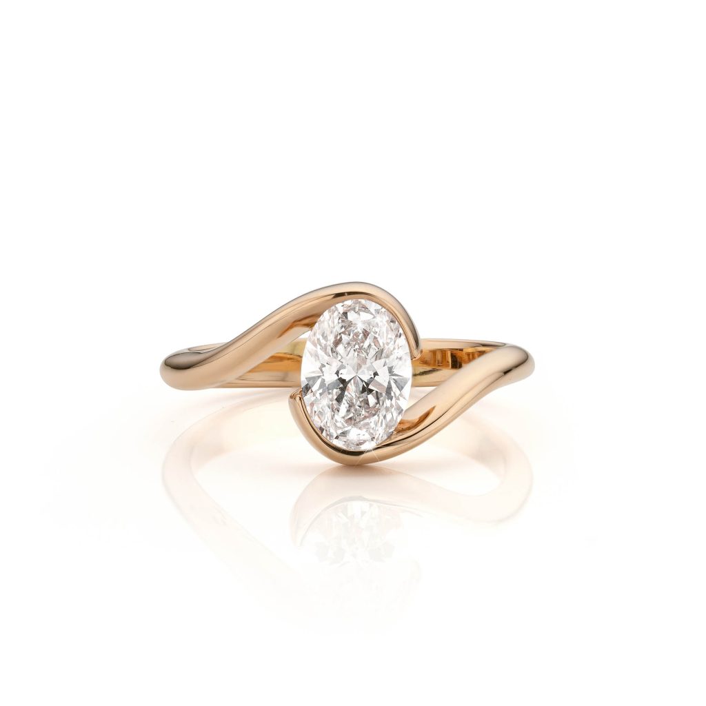 rosegouden ring die de diamant omarmd