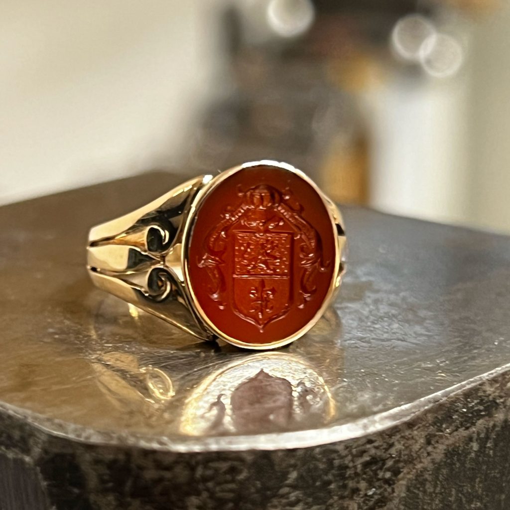 Geelgouden Ring Met Carneool Met Familiewapen