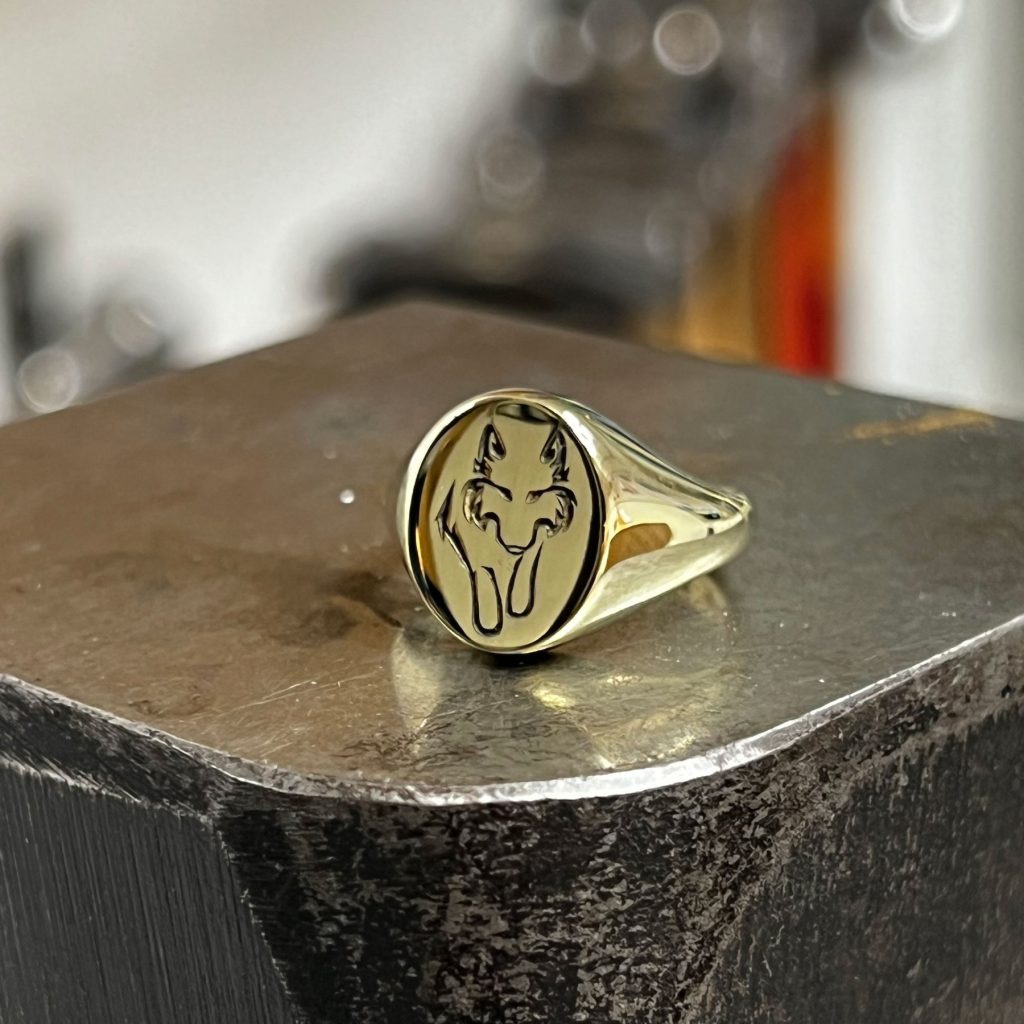 Geelgouden zegelring met logo van bedrijf gelaserd