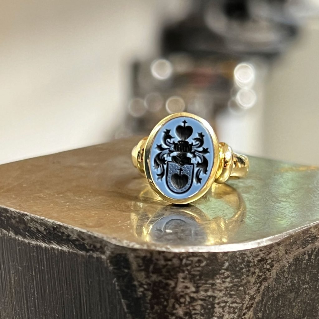 Geelgouden Zegelring Met Blauwe Lagersteen