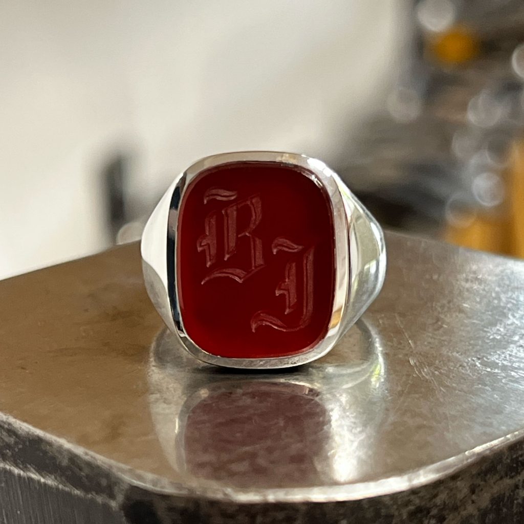Zilveren Zegelring Met Carneool Met Twee Initialen