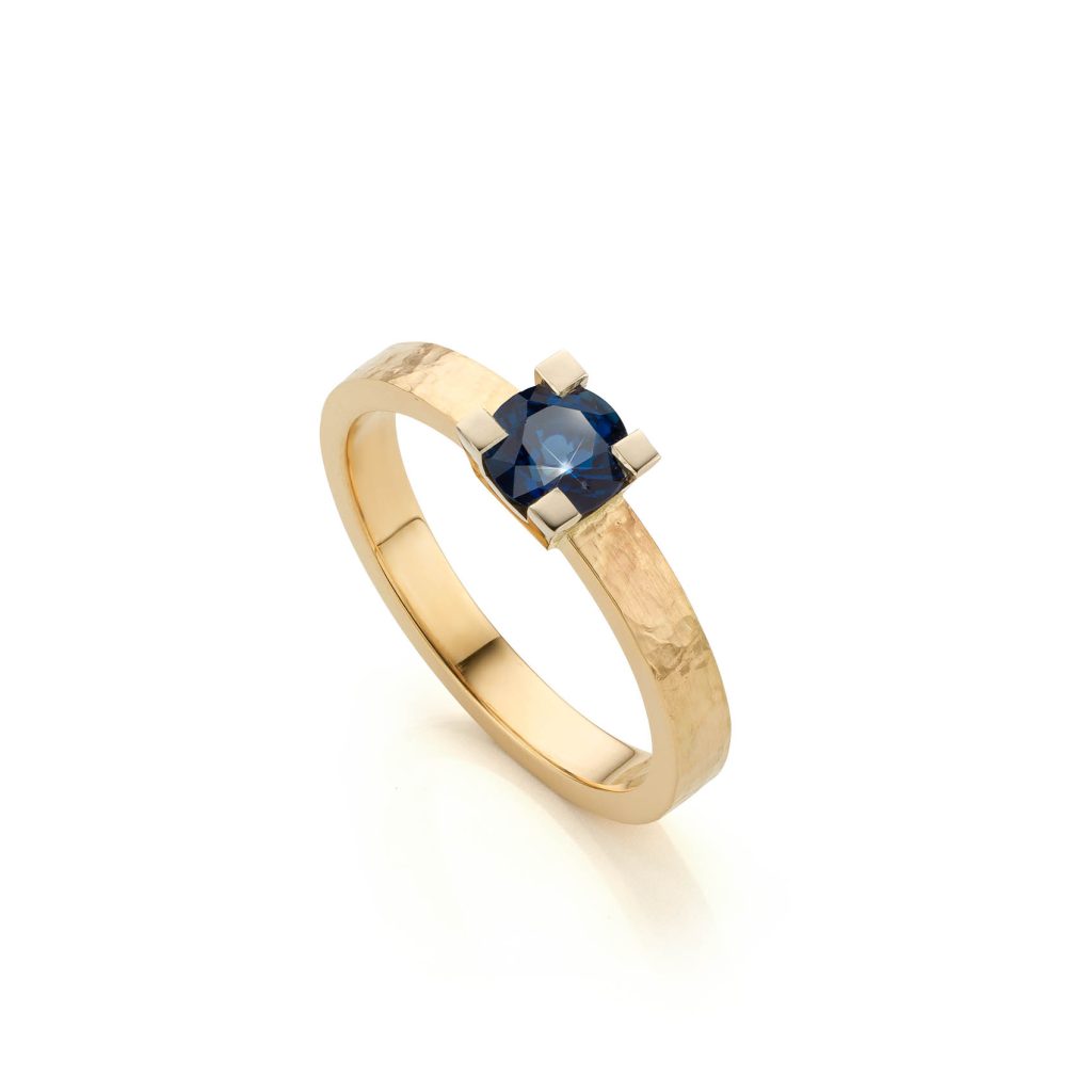 blog saffier in rosegouden ring met witgouden zetting