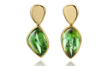 Oorbellen met groene toermalijn en natuurlijke insluitsels in goud