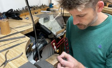 Goudsmid Lennart Lintenbrink werkt aan een maatwerksieraad achter de werkbank in zijn atelier
