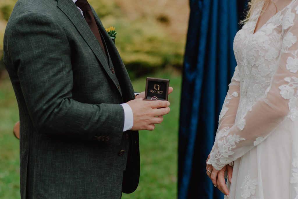 handgemaakte trouwring gedragen