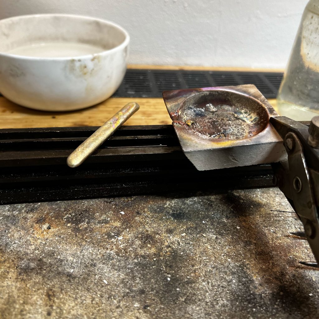 Oud goud omsmelten in het atelier tot nieuw sieraad