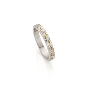 Platina ring met licht bol profiel, kriskras hamerslagstructuur en speels gezette diamanten in verschillende kleuren.