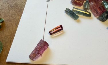 Ruwe Edelsteen En Geslepen Edelsteen Cabochon Aspect Ratio 377 229