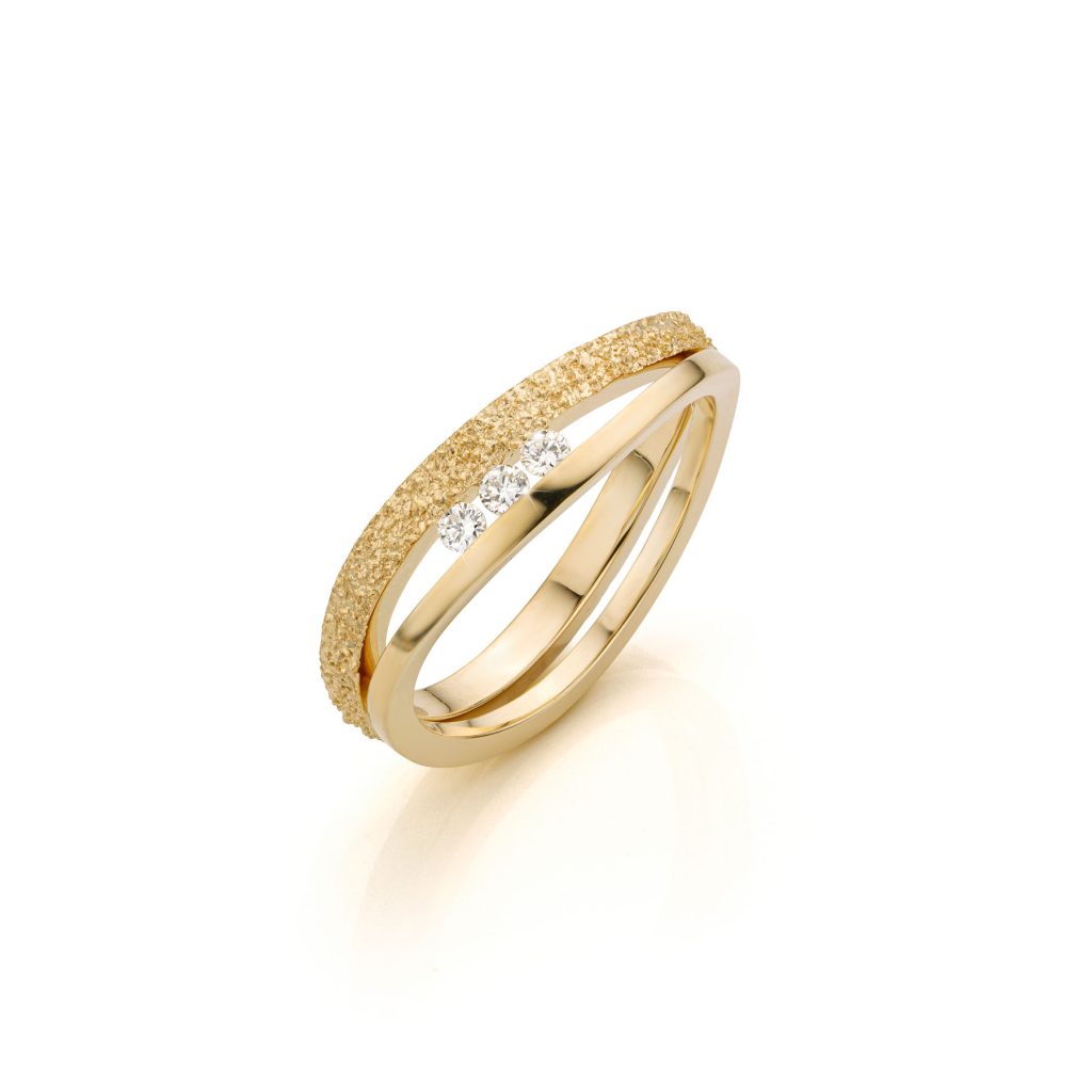 Gouden ring bestaande uit twee delen met opening en drie diamanten