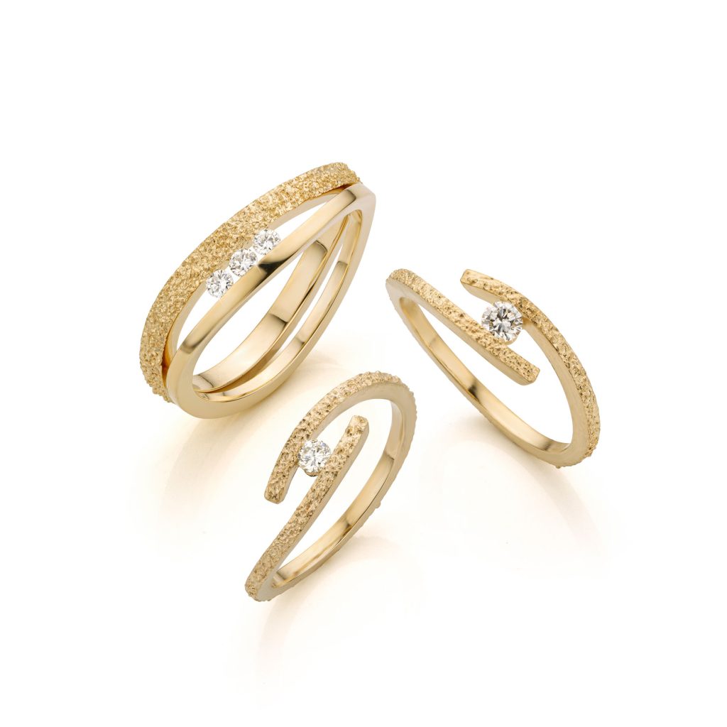 Drie handgemaakte ringen van omgesmolten goud met diamanten voor moeder en dochters